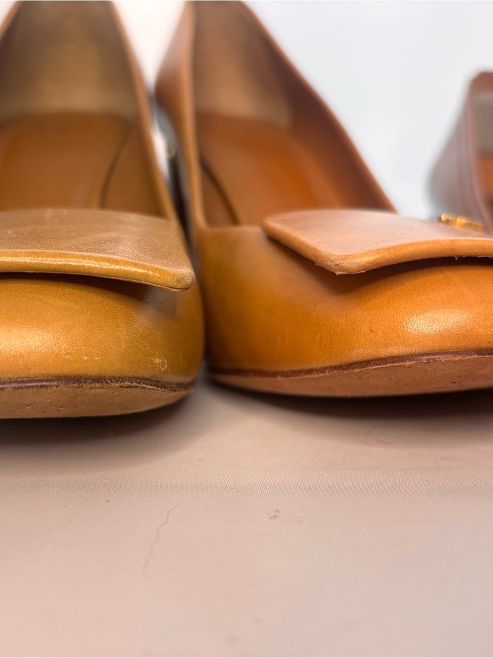 Tory Burch tan Yardley Leather square Toe Pumps w/ Gold Logo size 10 M - Picture 3 of 10